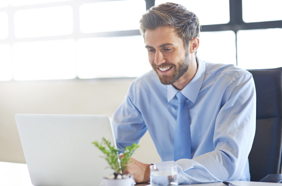 Illustration homme sur son ordinateur